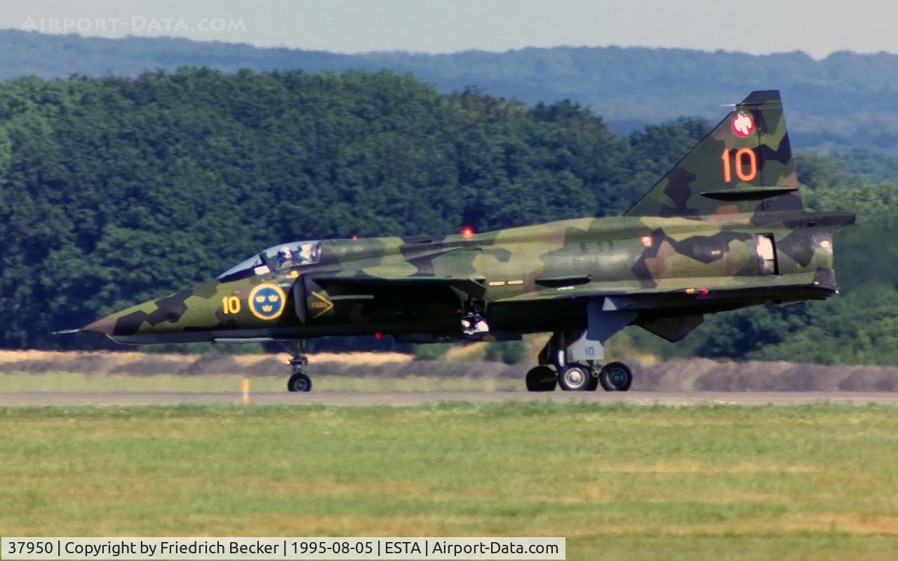 37950, Saab SF 37 Viggen C/N 37950, decelerating after touchdown