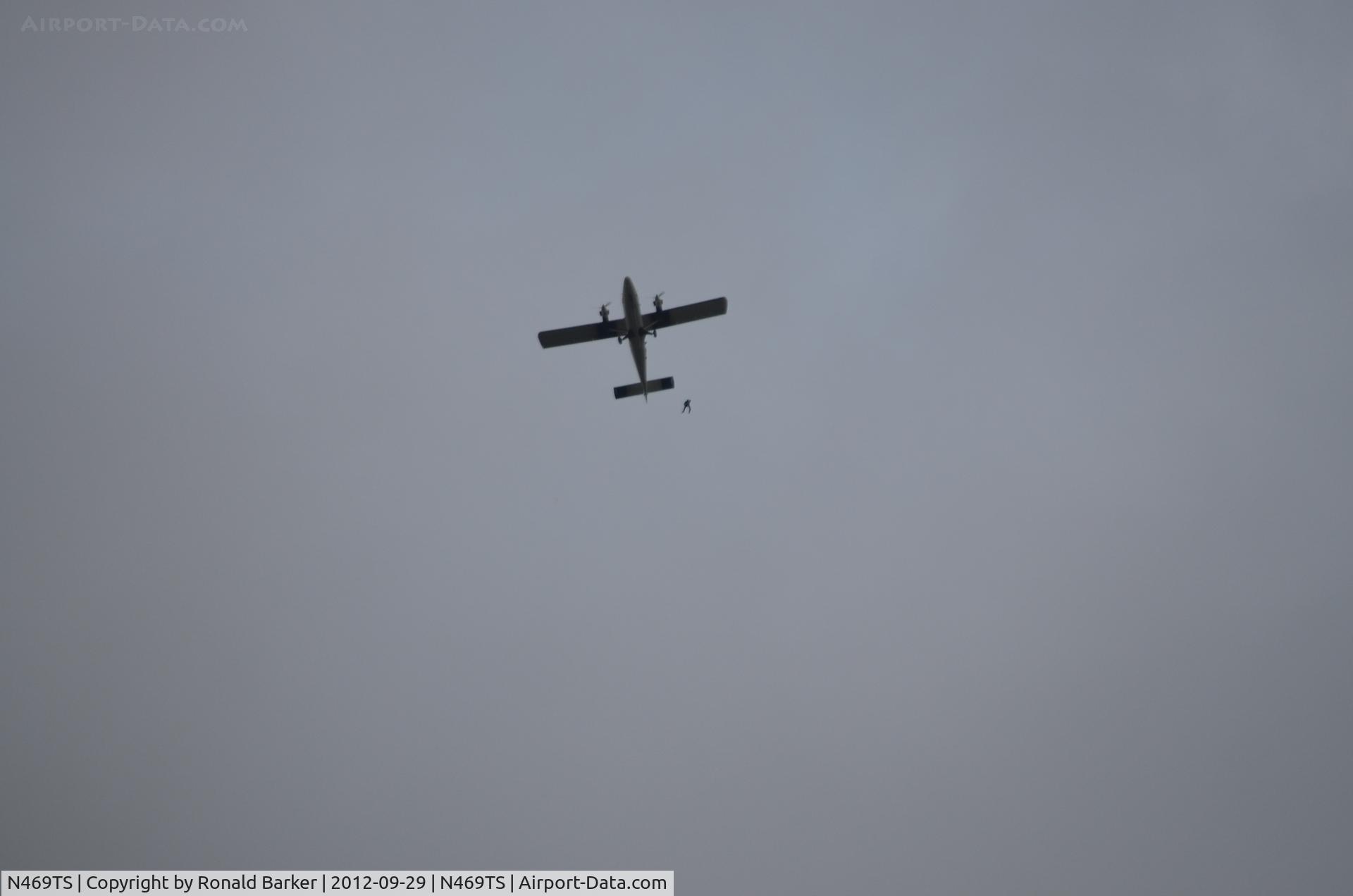 N469TS, 1968 De Havilland Canada DHC-6-200 Twin Otter C/N 149, Sky divers leaving N469TS at 5000 feet