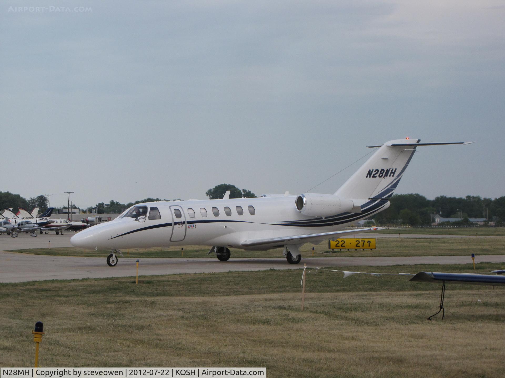 N28MH, 2006 Cessna 525B CitationJet CJ3 C/N 525B0110, taxing at Oshkosh