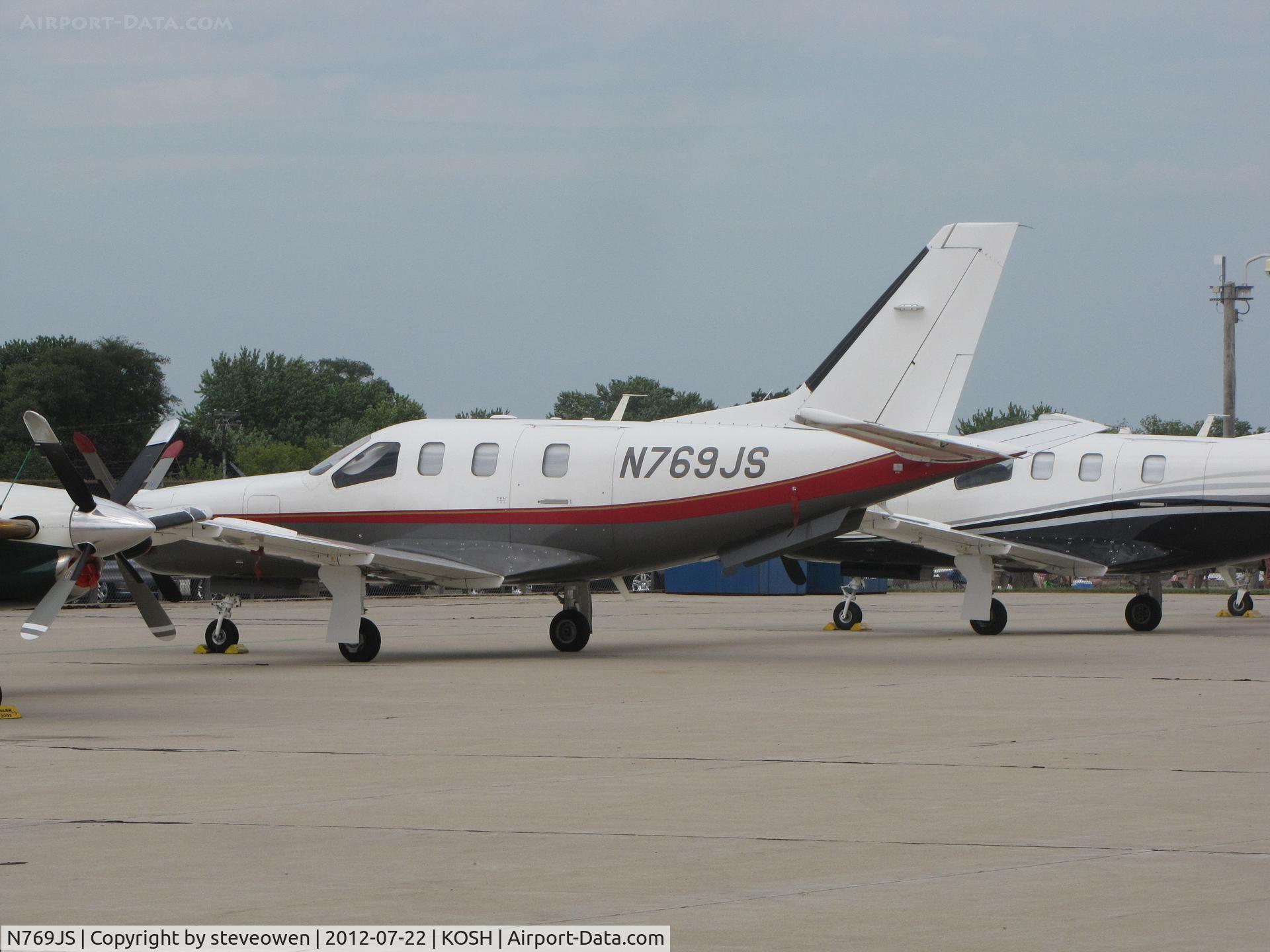 N769JS, 2001 Socata TBM-700 C/N 187, Orion FBO ramp