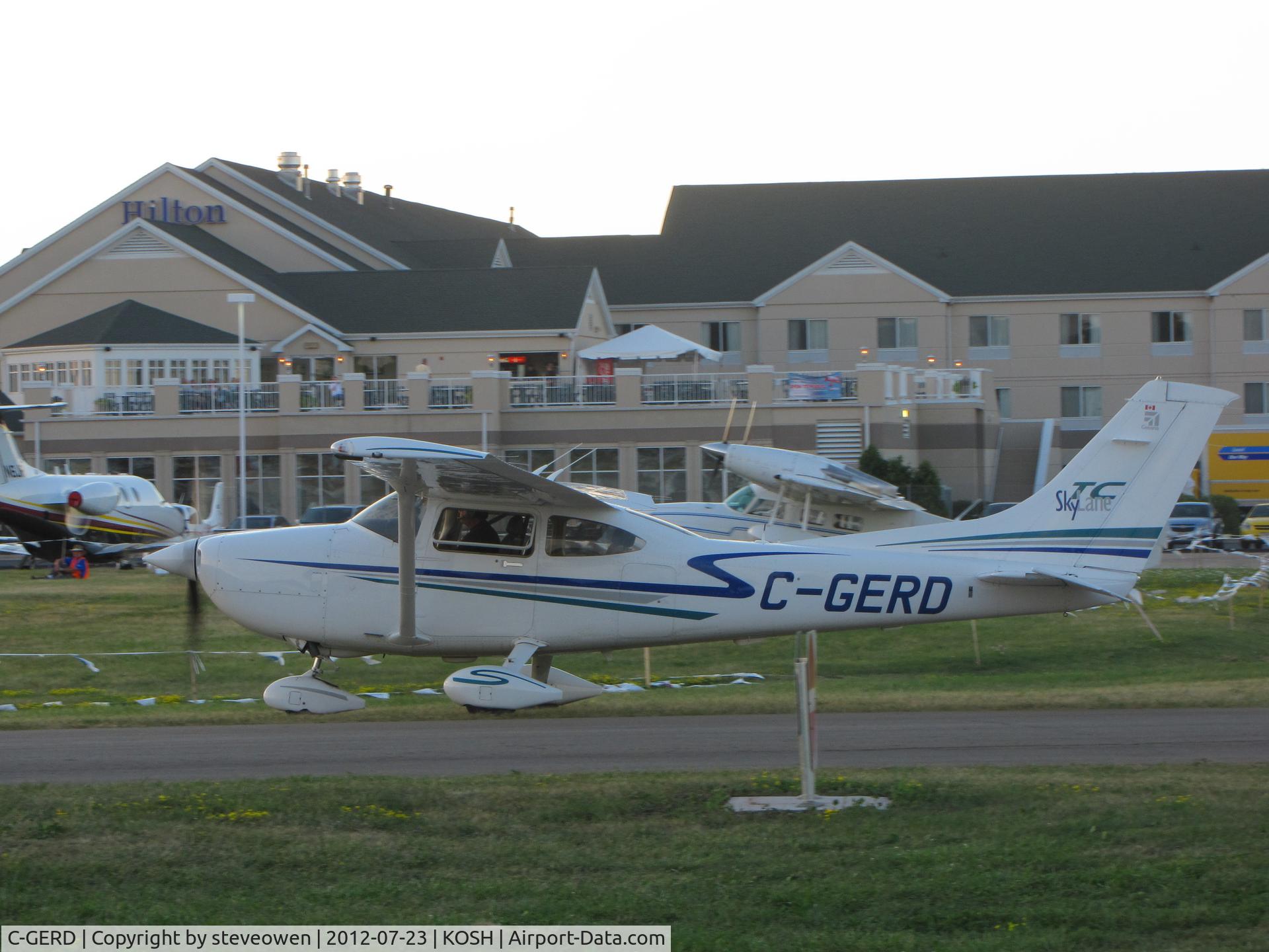 C-GERD, 2001 Cessna T182T Turbo Skylane C/N T18208102, Taxing at Oshkosh