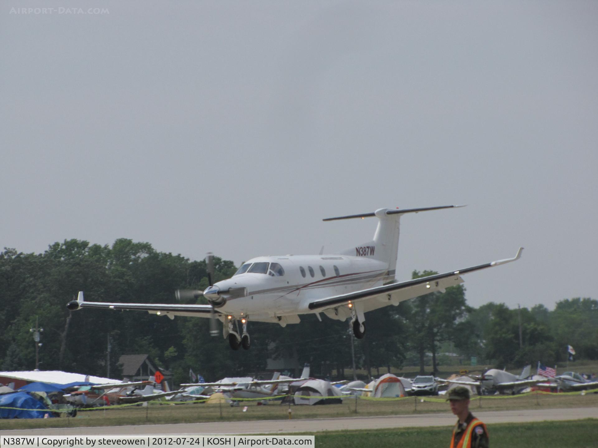 N387W, 2001 Pilatus PC-12/45 C/N 387, landing at Oshkosh runway 09