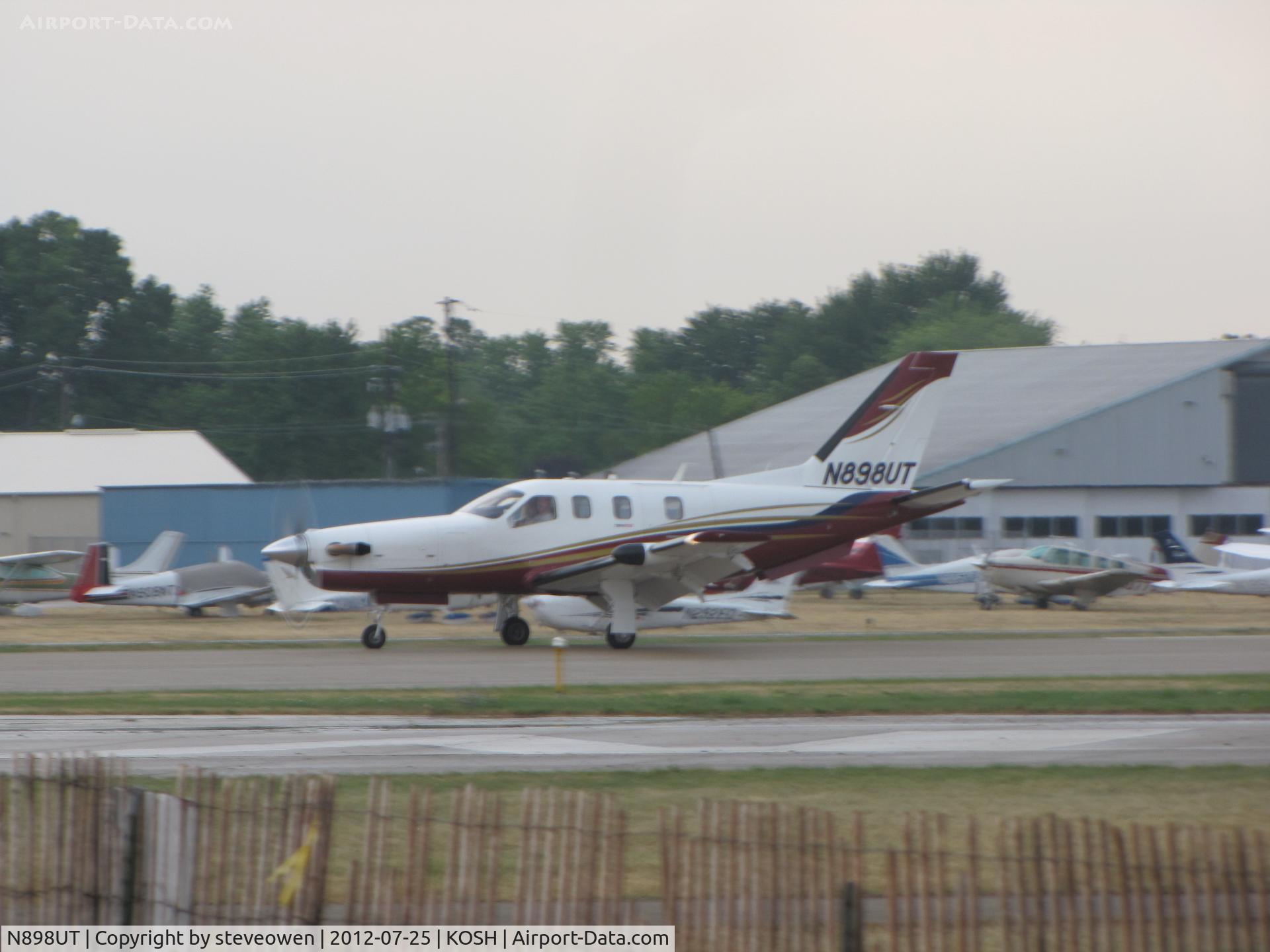 N898UT, 2009 Socata TBM-700 C/N 525, landing on Rwy27