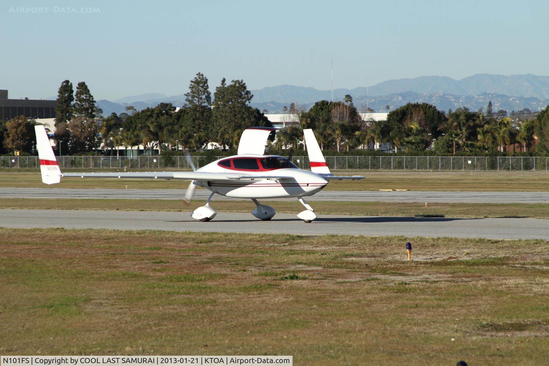 N101FS, 1992 Velocity Velocity C/N DMO121, Taxiing to TOA Rwy29R via Taxi way A