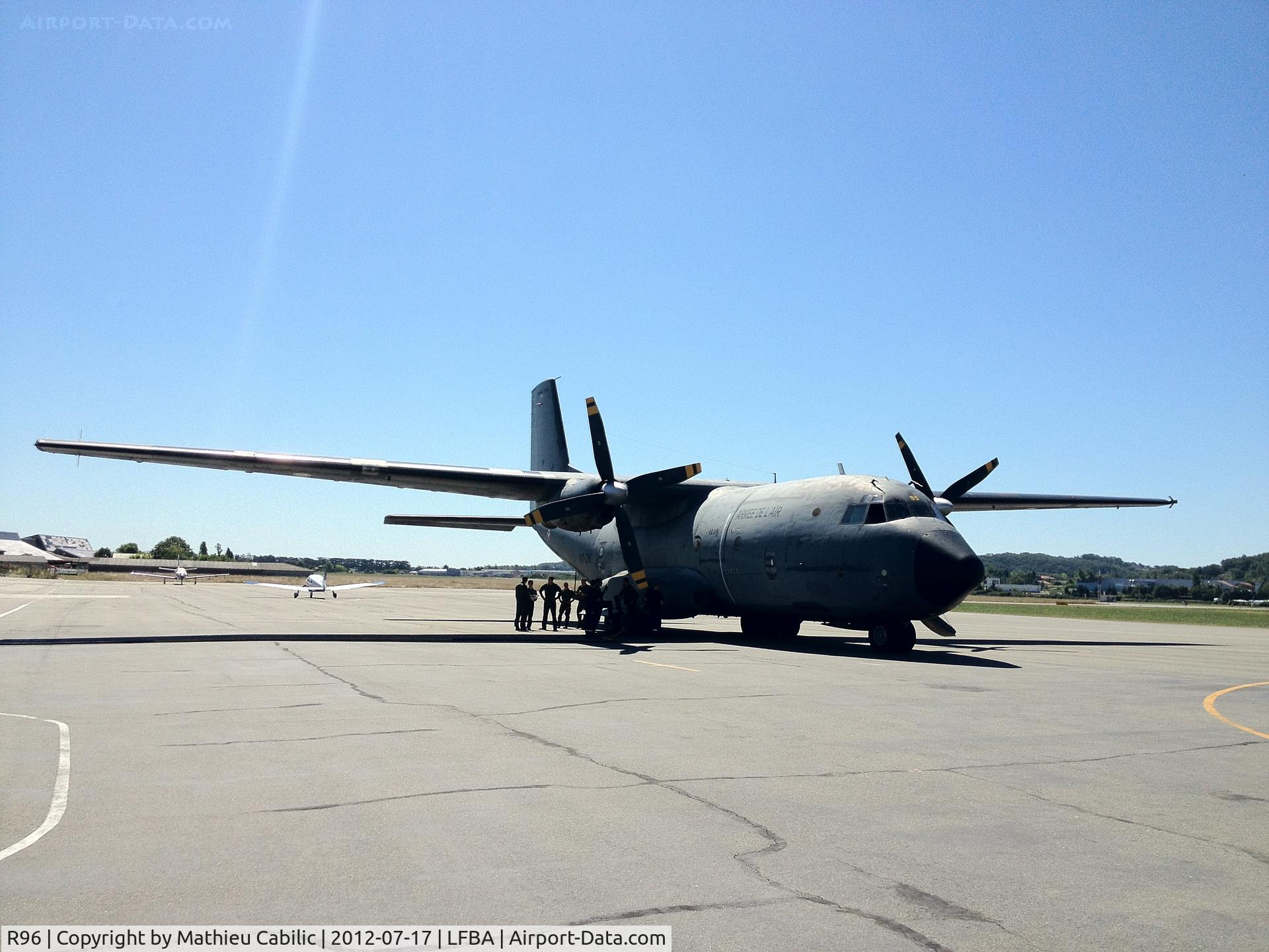 R96, Transall C-160R C/N 96, R96 (61-ZN), Transall C-160R change rear right wheel at Agen airport