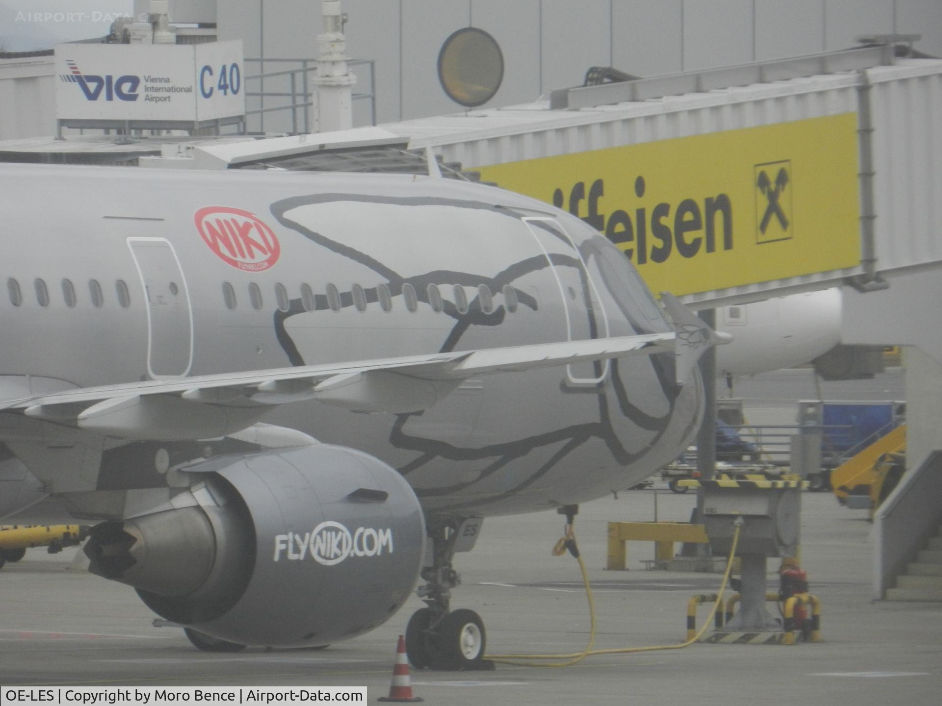 OE-LES, 2008 Airbus A321-211 C/N 3504, Boarding