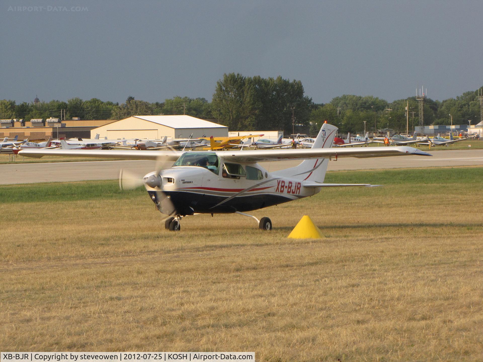 XB-BJR, Cessna 210N Centurion C/N 210-63770, taxing in the grass taxiway