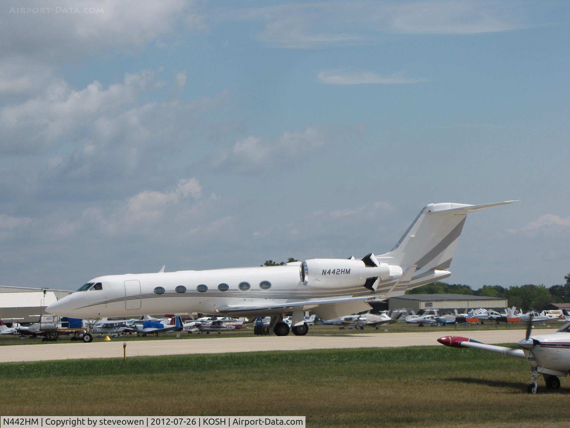 N442HM, 2005 Gulfstream Aerospace GIV-X (G450) C/N 4034, arriving Oshkosh