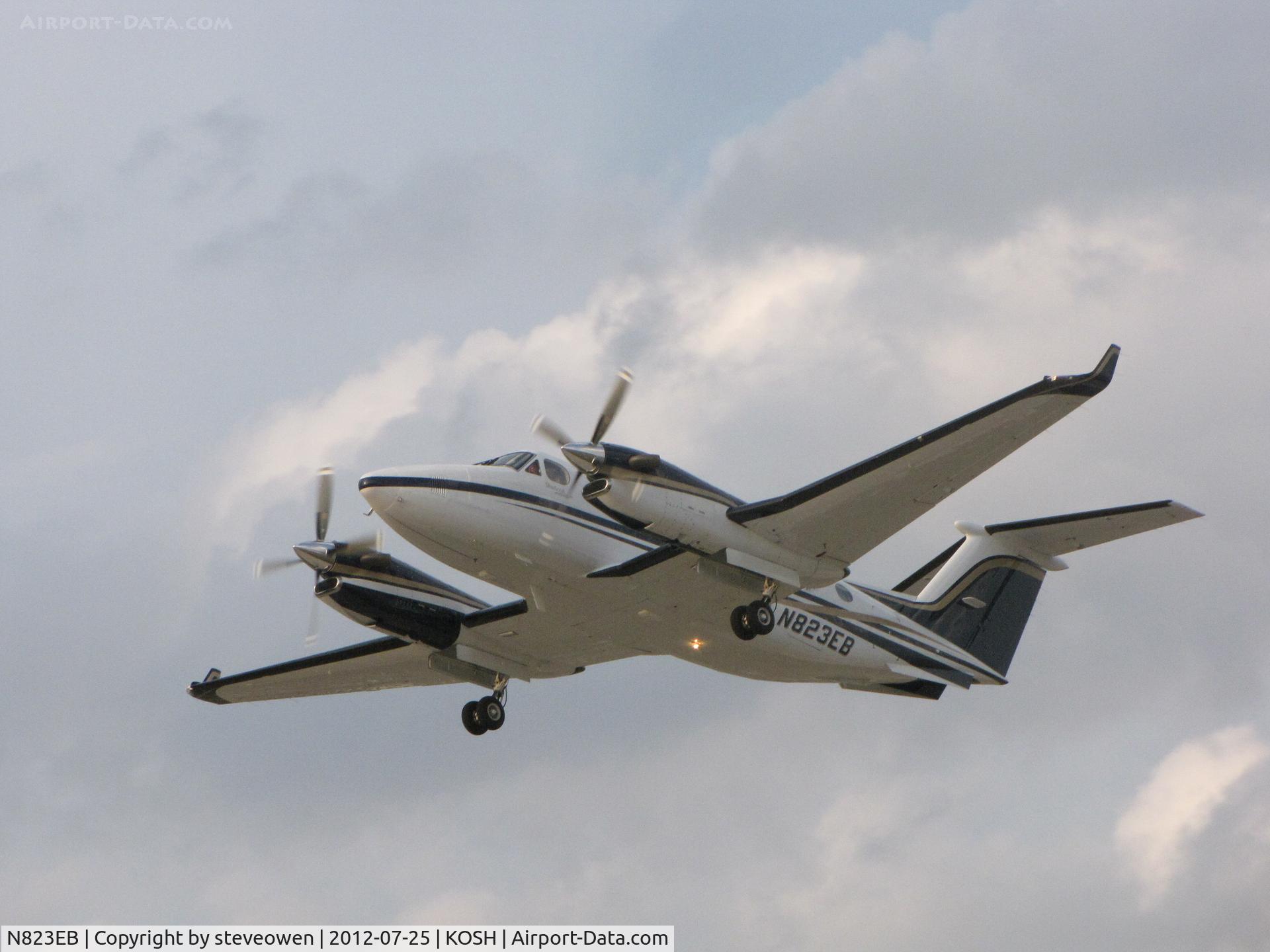 N823EB, 1998 Raytheon Aircraft Company B300 C/N FL-227, departing Oshkosh