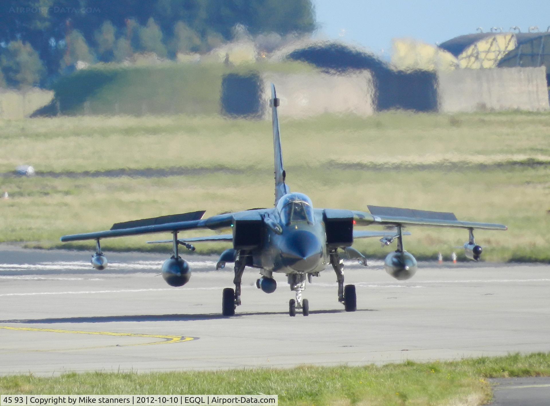 45 93, Panavia Tornado IDS C/N 727/GS234/4293, JBG-33 Tornado IDS Returns to Leuchars after an afternoon joint warrior sortie carrying 2x 330gal tanks,1x BOZ-101 chaff/flare pod,1xCerebrus III ECM pod
1x AIM-9L Sidewinder (AR),1x Lightning laser pod,1x IRIS-T