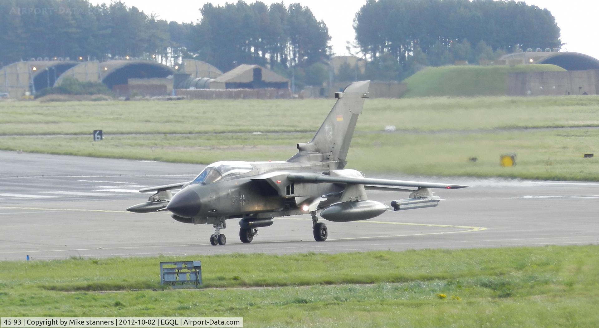 45 93, Panavia Tornado IDS C/N 727/GS234/4293, JBG-33 Tornado IDS Returns to Leuchars after a morning joint warrior mission carrying 2x 330gal tanks,1x BOZ-101 chaff/flare pod,1xCerebrus III ECM pod
1x AIM-9L Sidewinder (AR),1x Lightning laser pod,1x IRIS-T