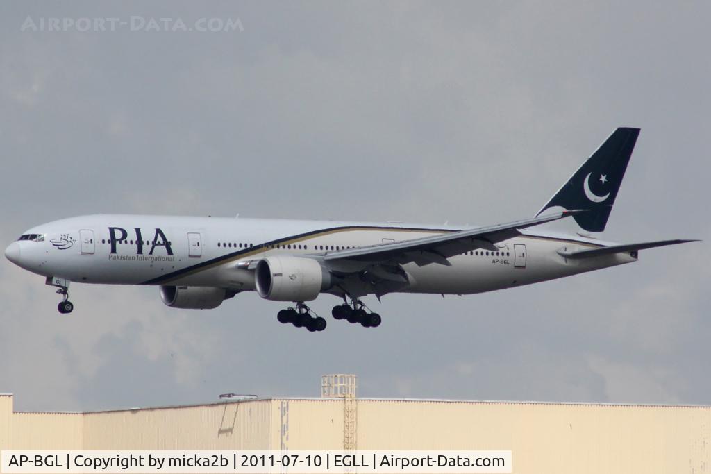 AP-BGL, 2004 Boeing 777-240/ER C/N 33777, Landing