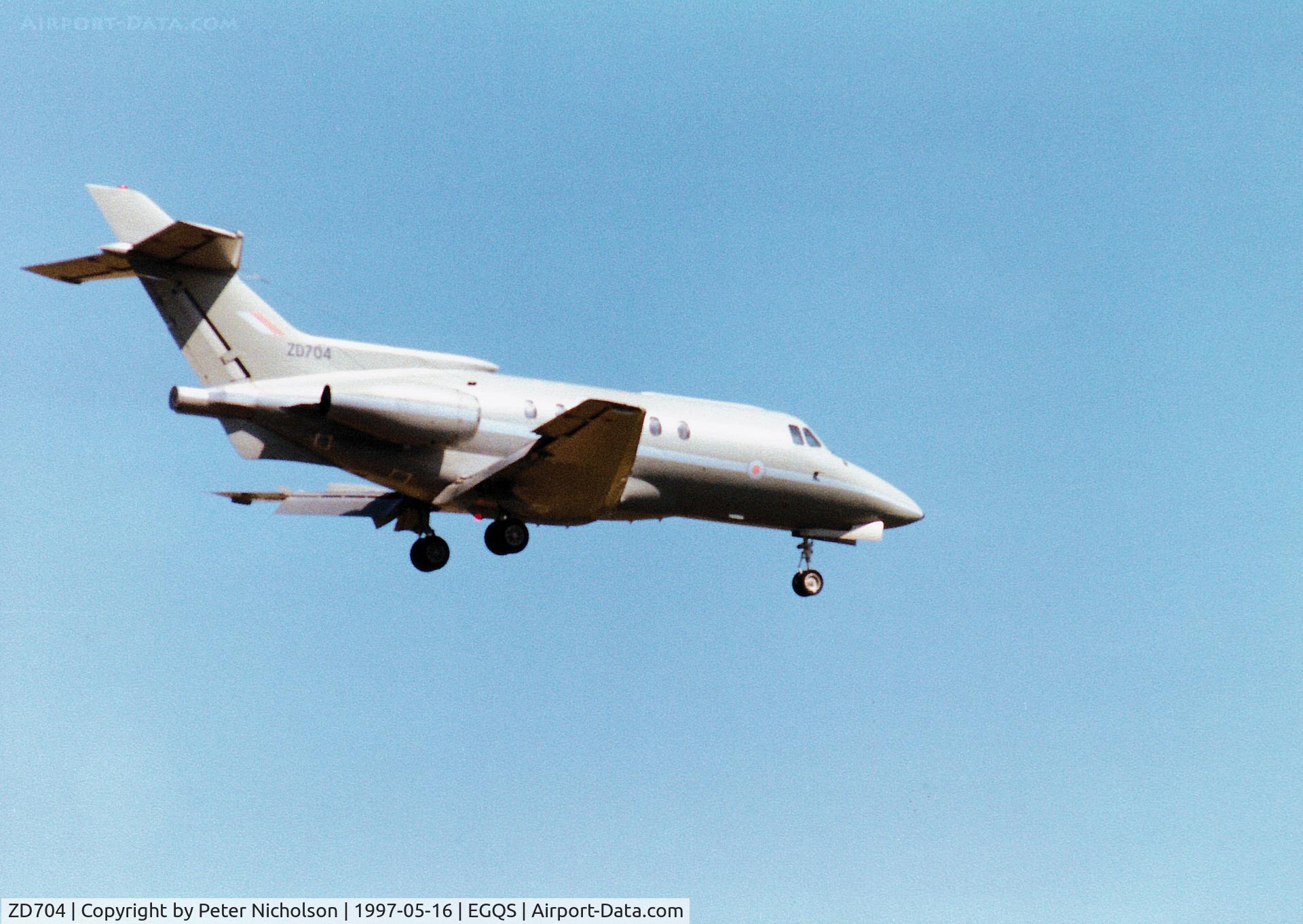 ZD704, 1983 British Aerospace BAe-125 CC.3 C/N 257194, BAe 125 CC.3, callsign Ascot 734, of 32[TR] Squadron at RAF Northholt on final approach to Runway 05 at RAF Lossiemouth in the Summer of 1997.