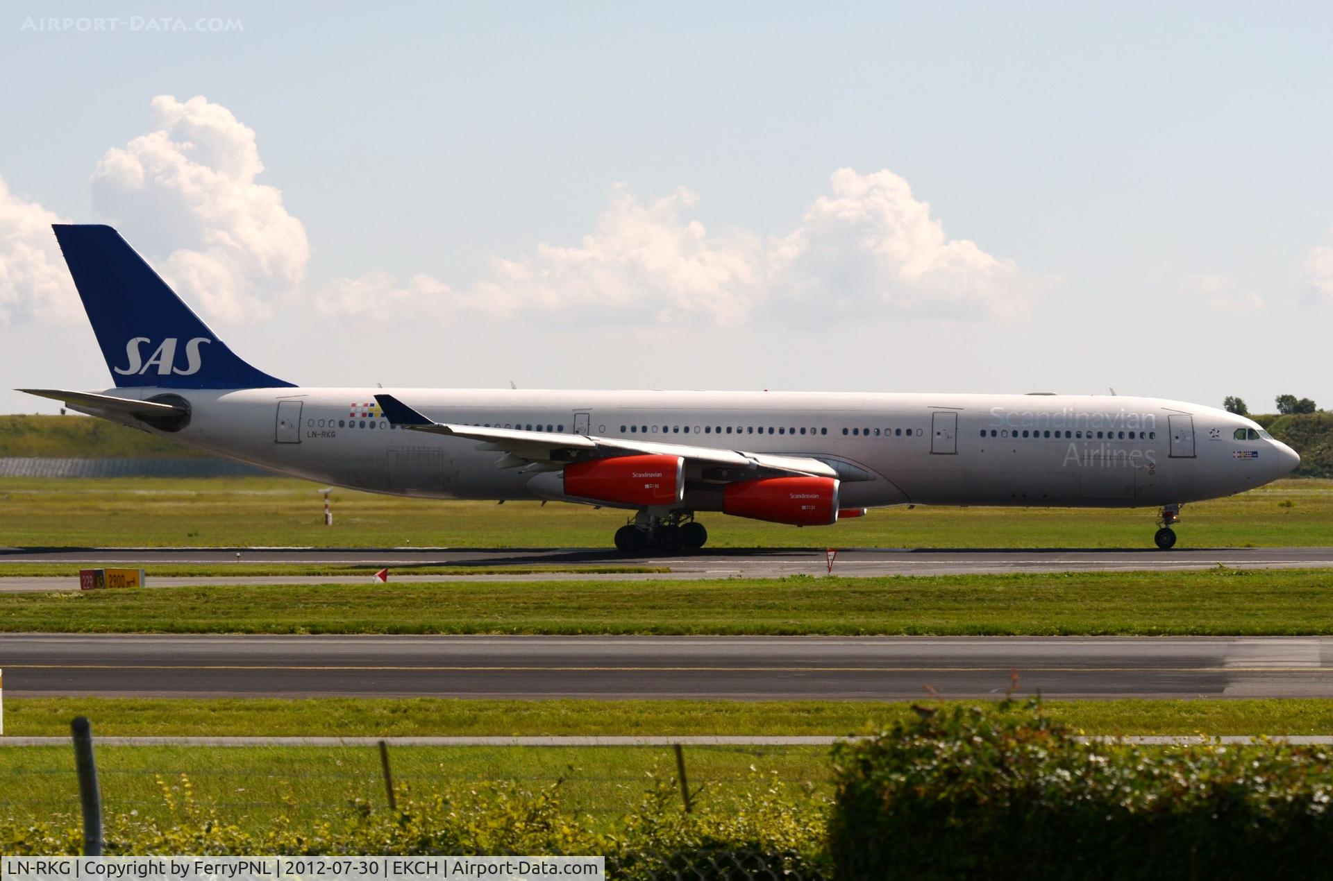 LN-RKG, 2001 Airbus A340-313X C/N 424, Sas A343 departing CPH