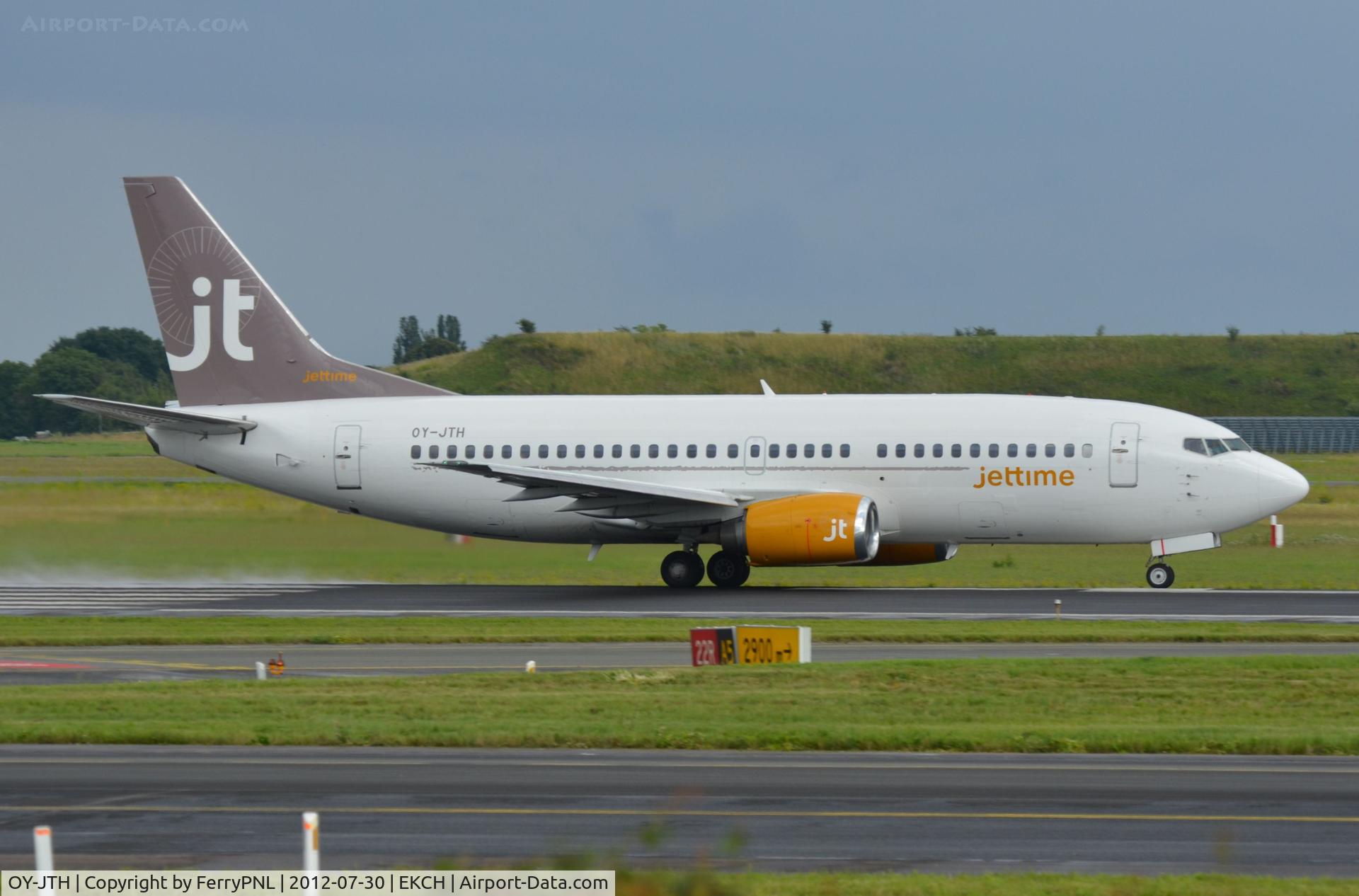 OY-JTH, 1988 Boeing 737-3Y0 C/N 24255, JetTime B733 departing CPH