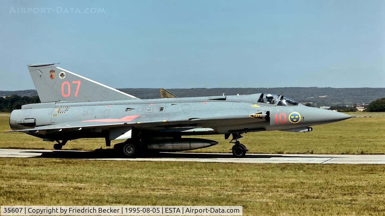 35607, Saab J-35F Draken C/N 35-607, taxying to the active