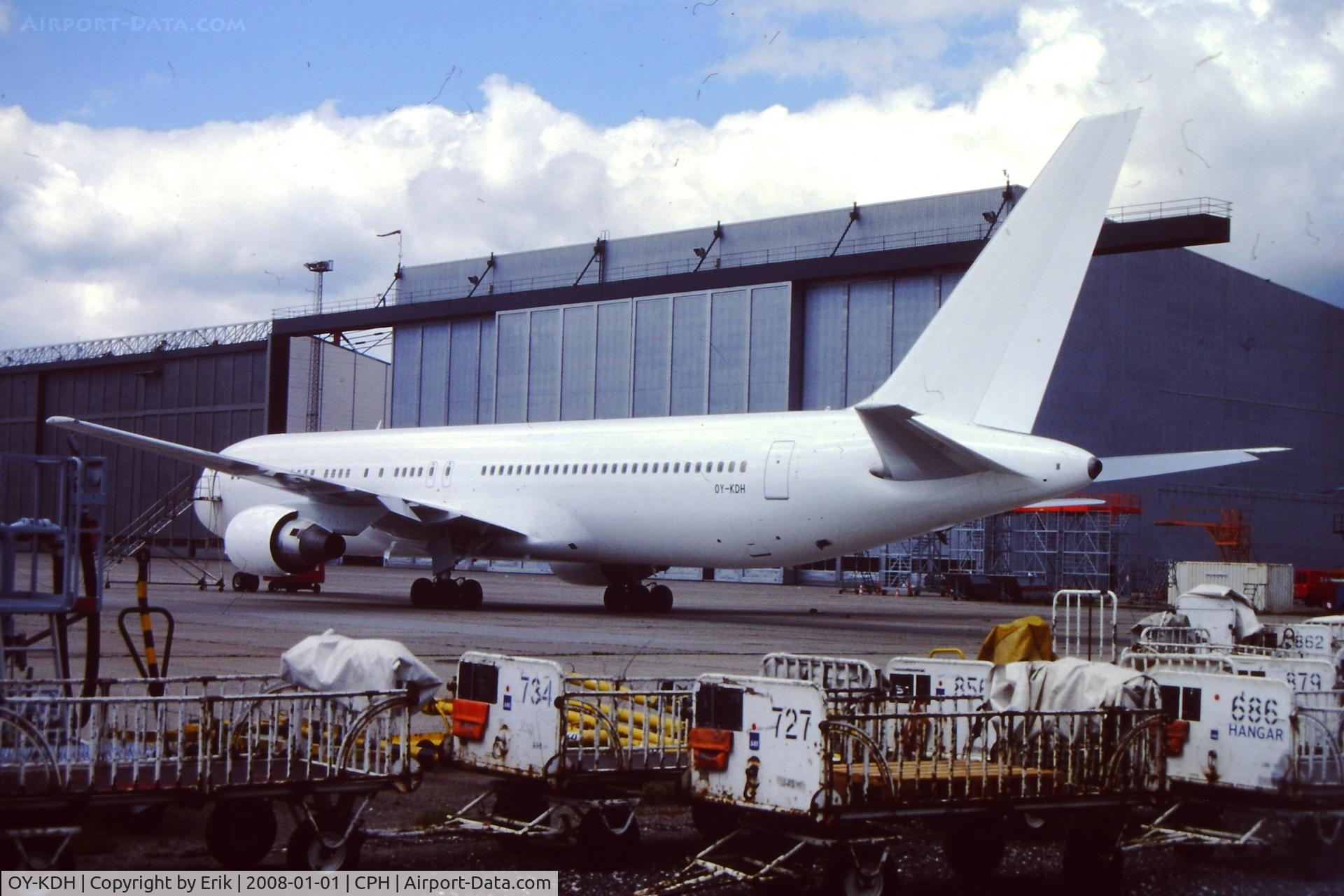 OY-KDH, 1989 Boeing 767-383/ER C/N 24358, By Erik Oxtorp in CPH MAY02 in all white c/s