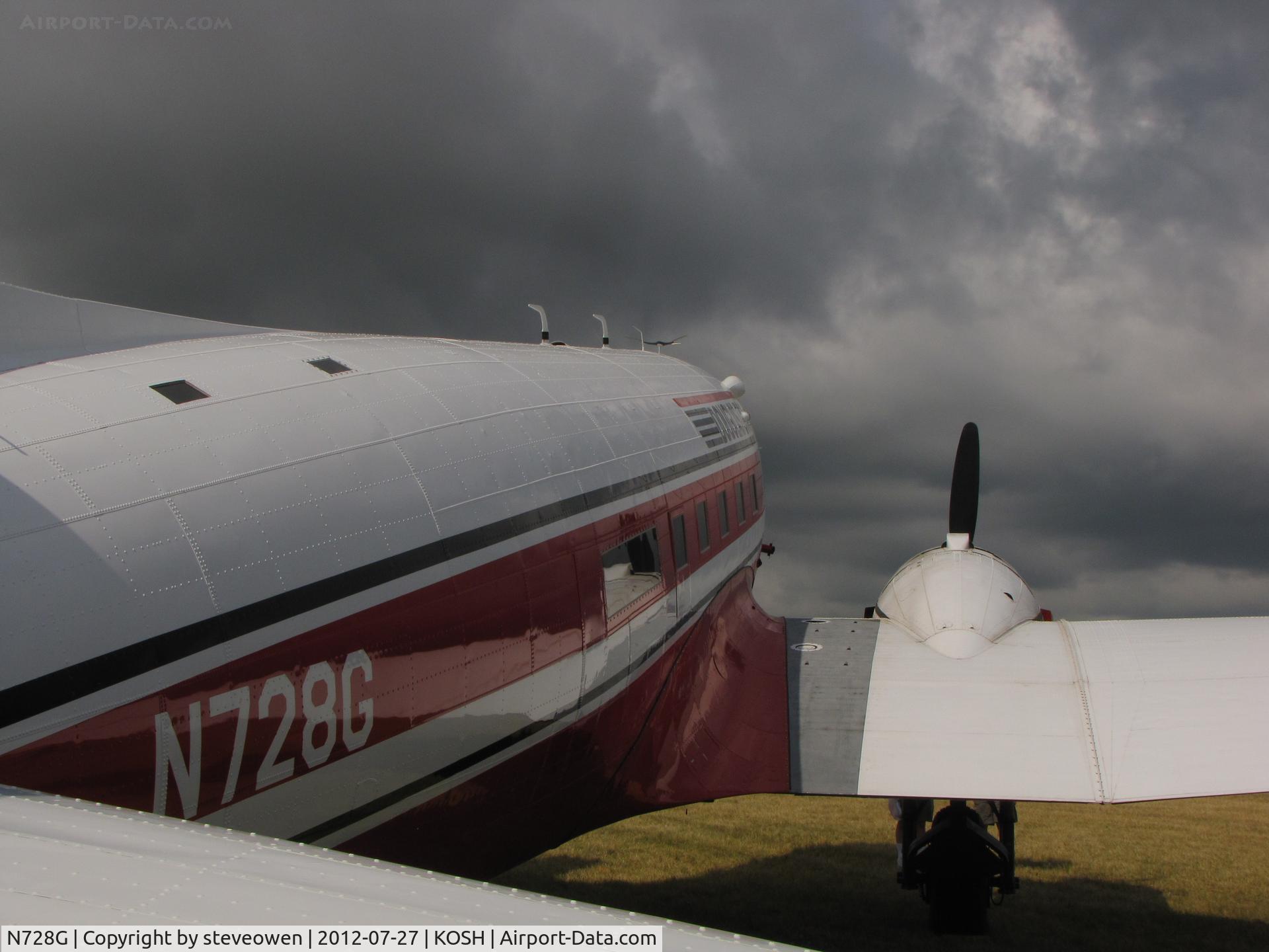 N728G, 1942 Douglas DC-3C (C-47-DL) C/N 4359, Waiting for the stormy skies to pas