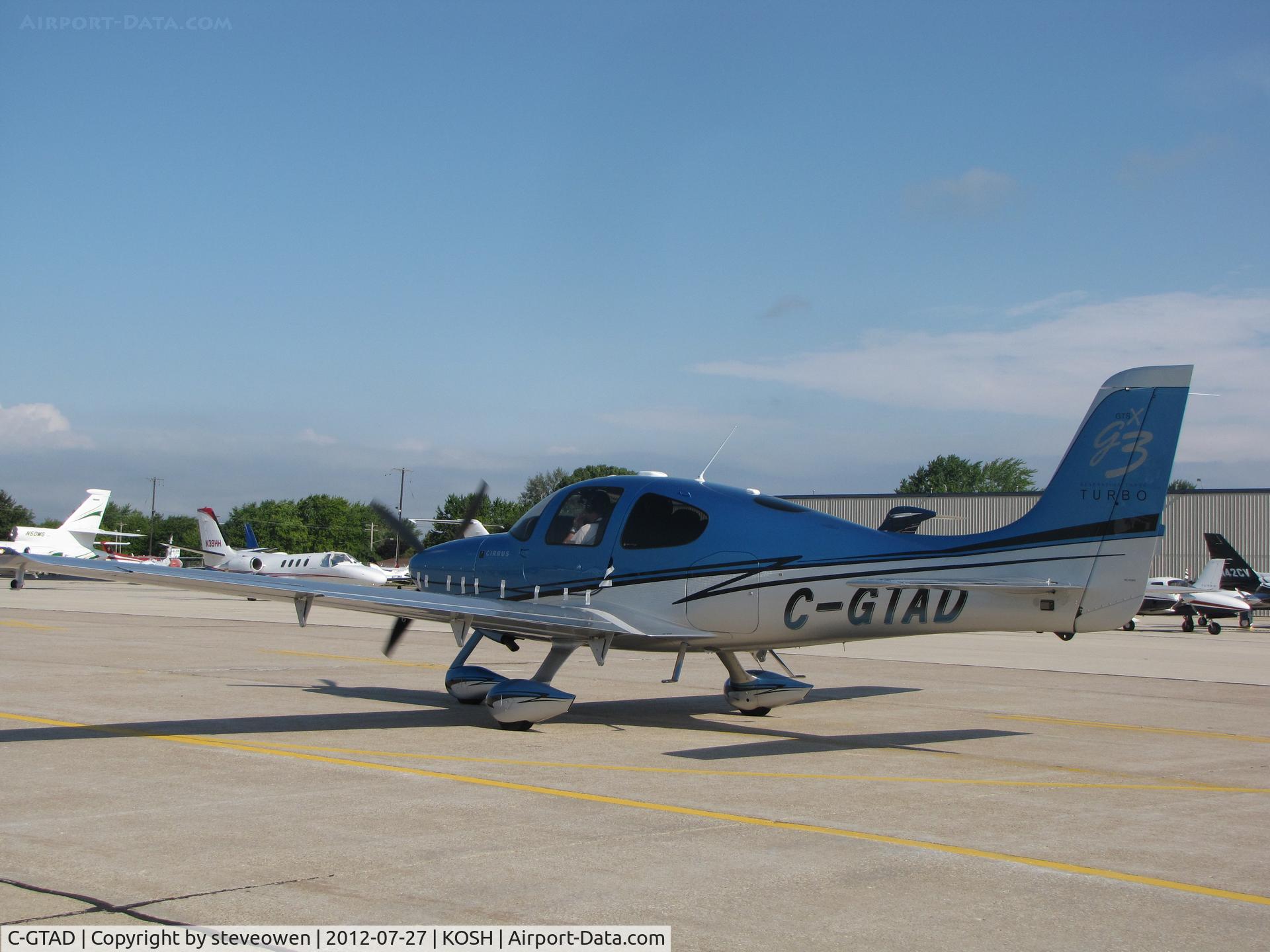 C-GTAD, 2007 Cirrus SR22 G3 GTSX Turbo C/N 2511, taxing at Oshkosh
