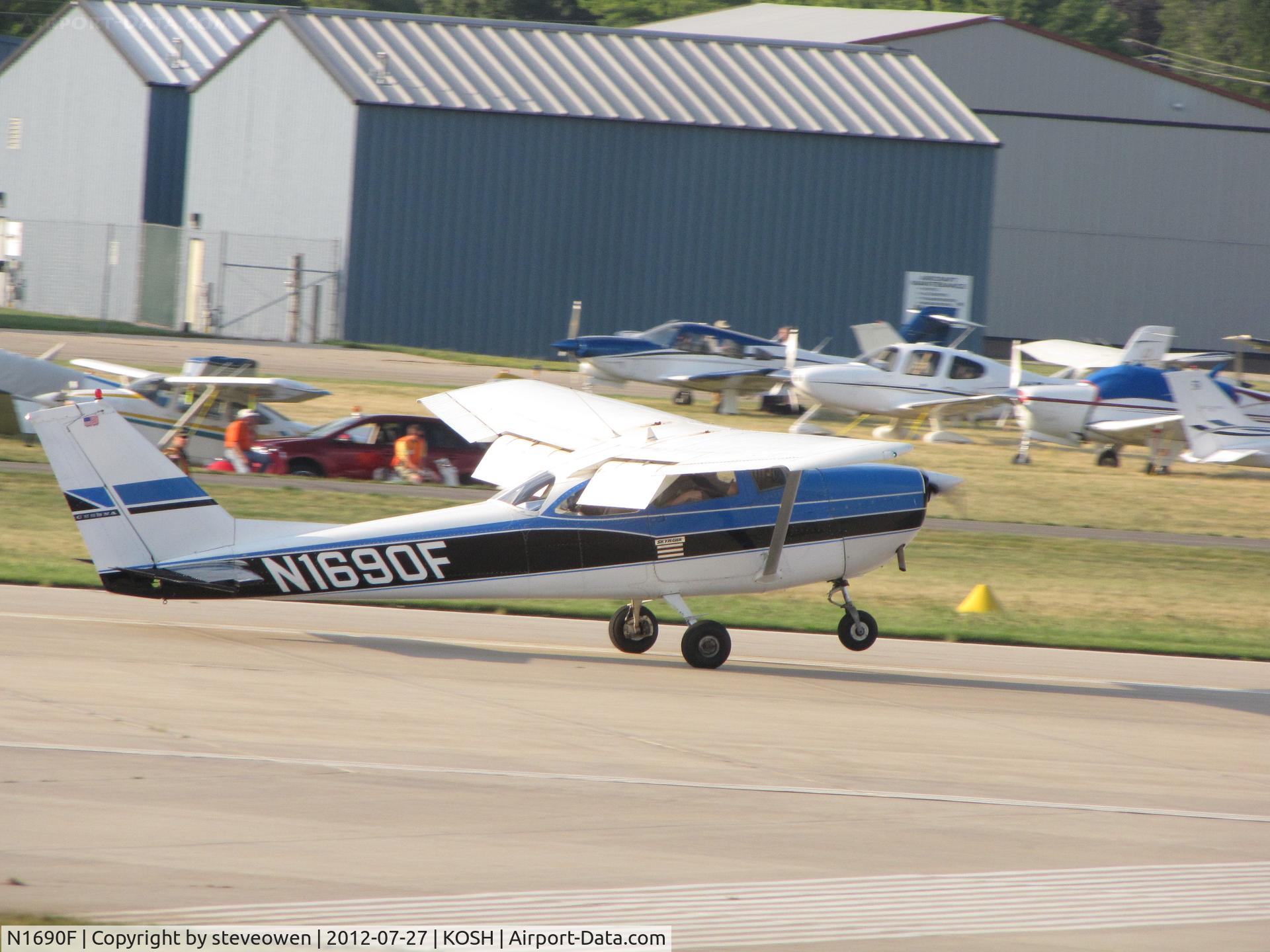 N1690F, 1966 Cessna 172H C/N 17255085, landing at Oshkosh Rwy 09