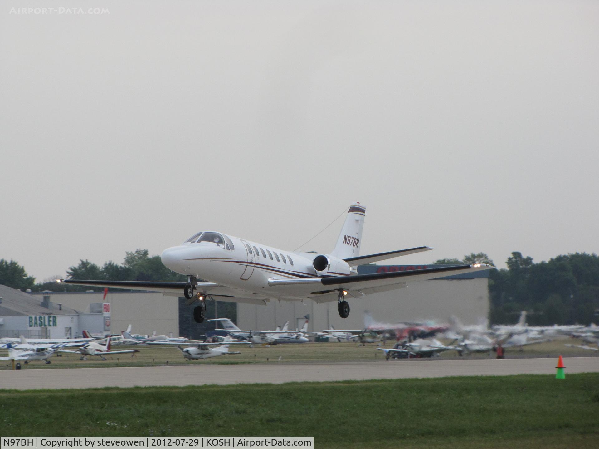 N97BH, Cessna 560 Citation V C/N 560-0290, LIFTING OFF AT OSHKOSH
