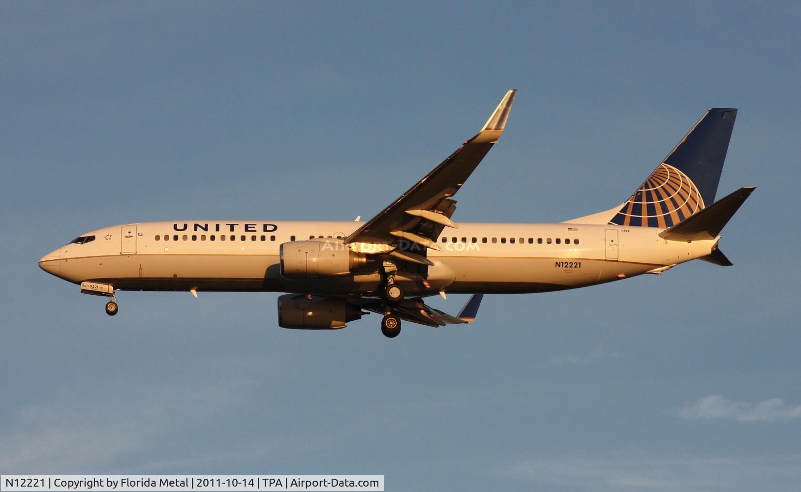 N12221, 1998 Boeing 737-824 C/N 28930, United 737-800