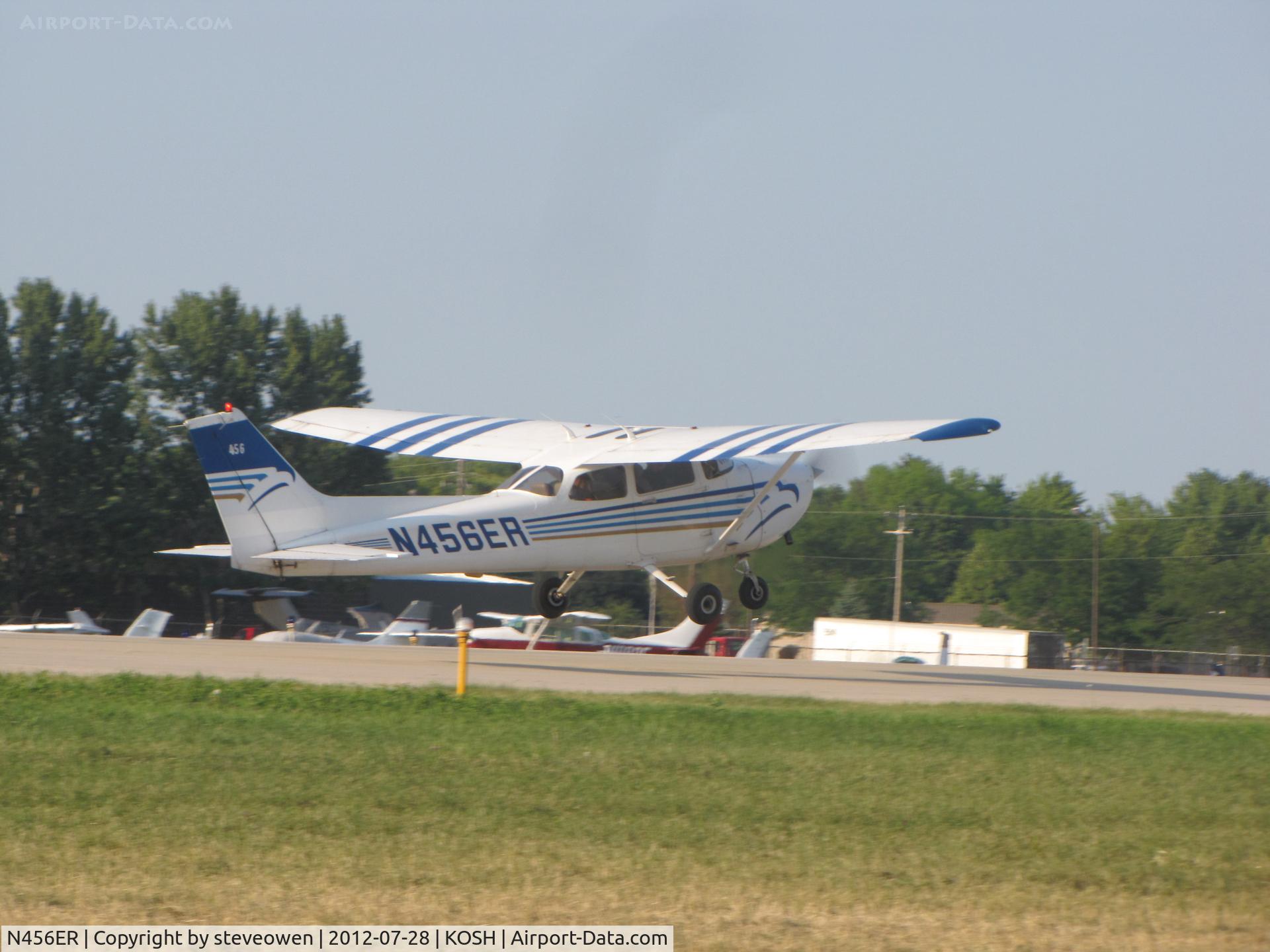 N456ER, 1998 Cessna 172R C/N 17280652, DEPARTING RWY09 OSHKOSH