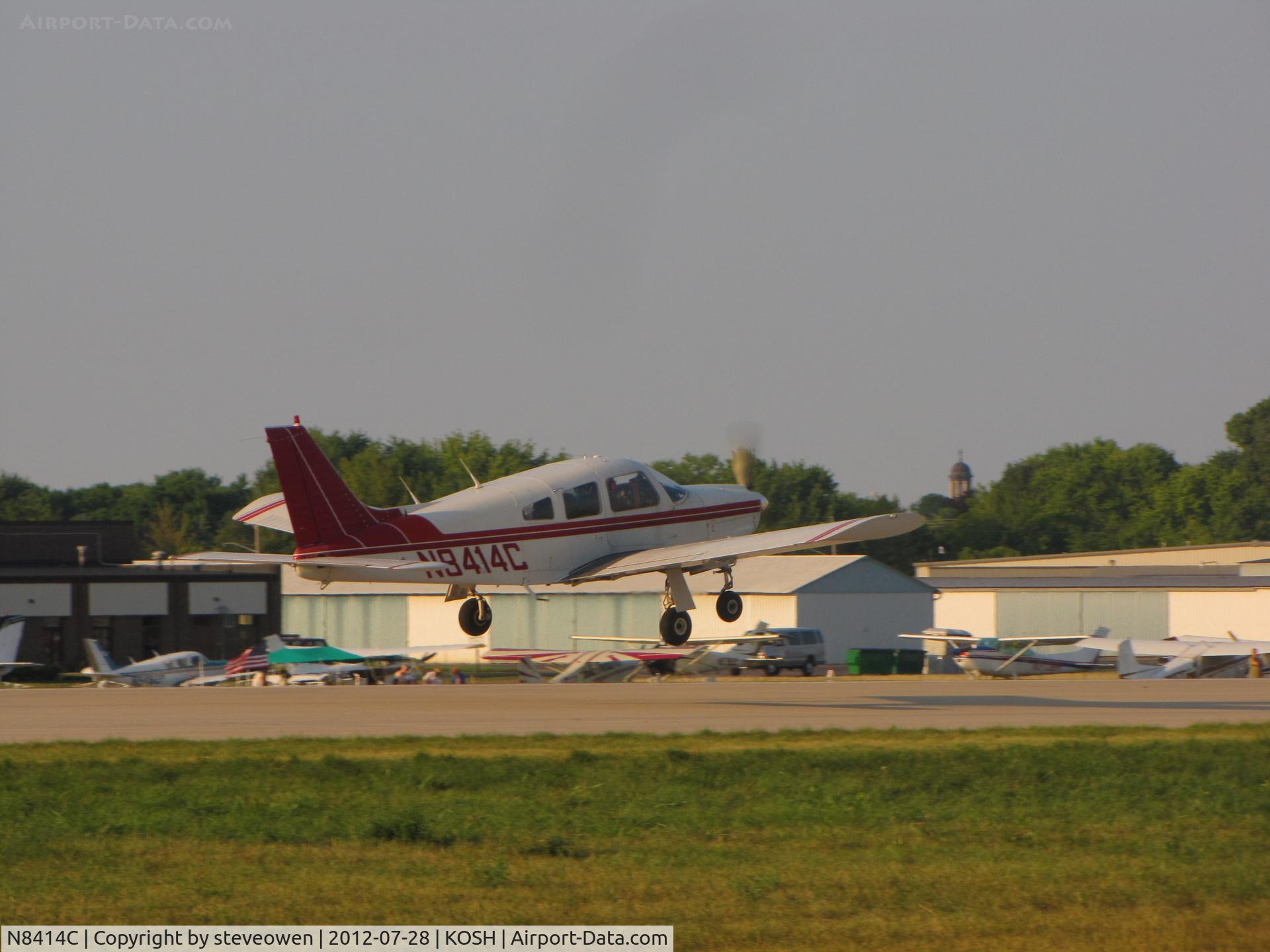 N8414C, 1976 Piper PA-28R-200 Arrow II C/N 28R-7635160, DEPARTING RWY 09 OSHKOSH