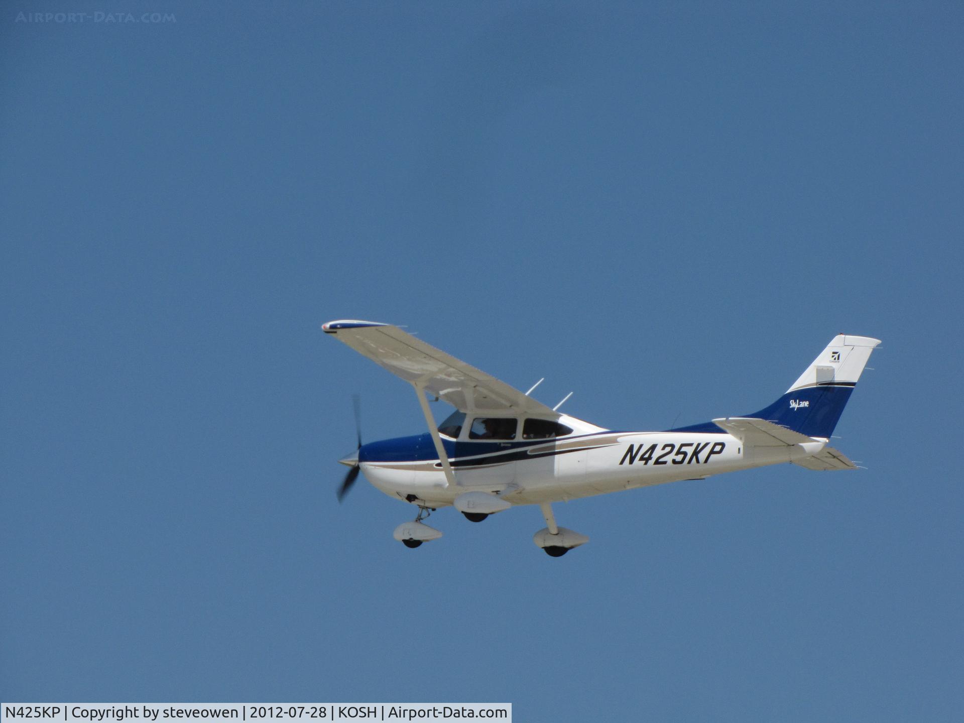 N425KP, 2004 Cessna 182T Skylane C/N 18281383, DEPARTING OSHKOSH