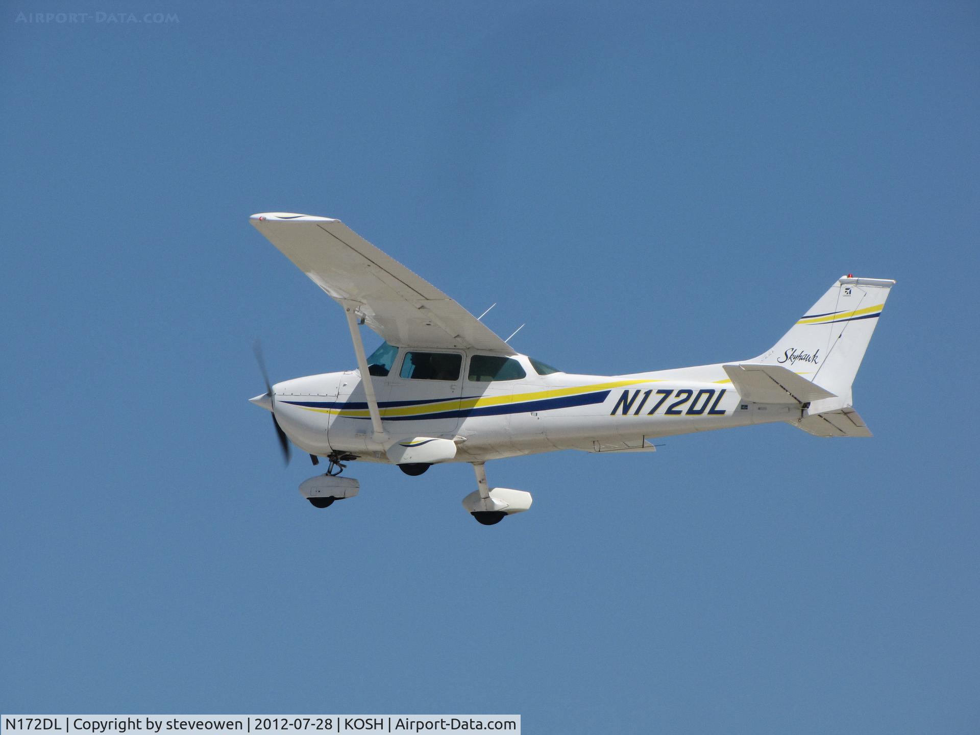 N172DL, 1975 Cessna 172M C/N 17266166, DEPARTING OSHKOSH