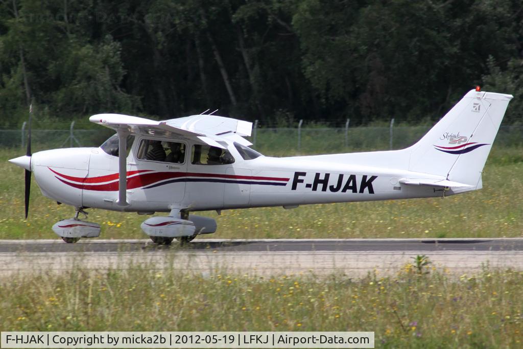 F-HJAK, 1999 Cessna 172S Skyhawk SP C/N 172S8258, Taxiing