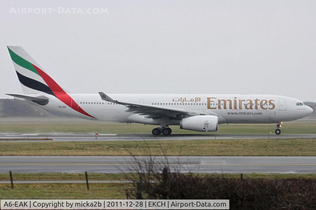 A6-EAK, 2002 Airbus A330-243 C/N 452, Take off
