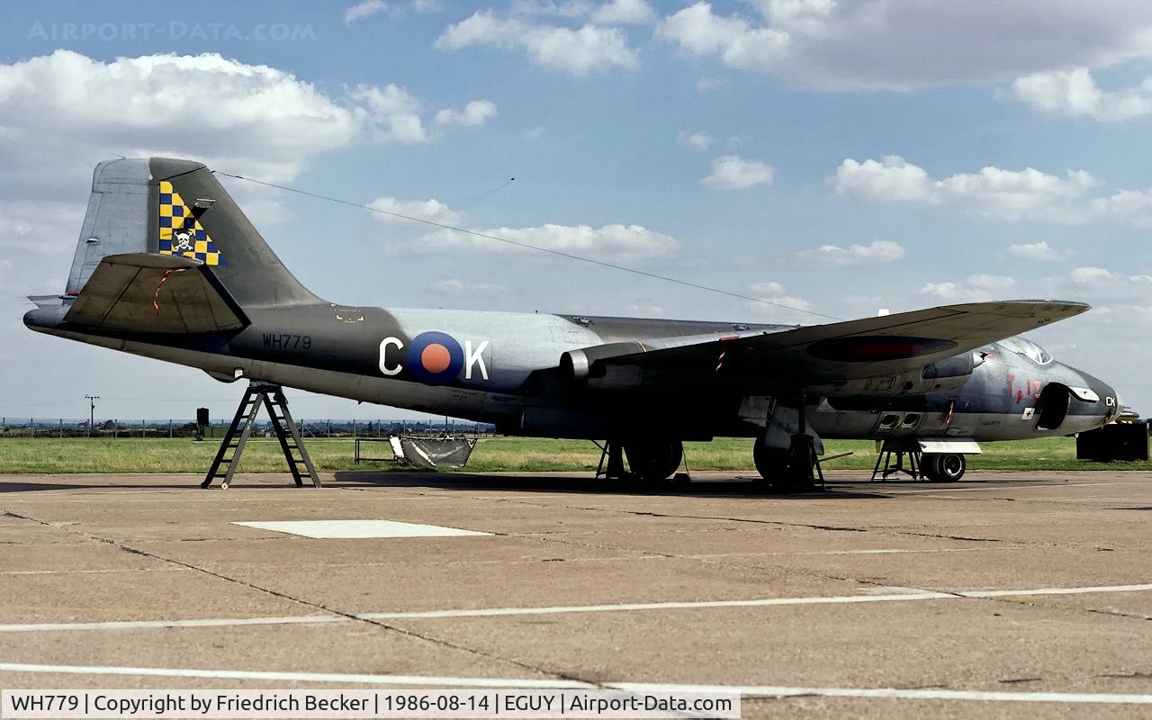 WH779, English Electric Canberra PR.7 C/N EEP71251, flightline at RAF Wyton, note the small F-4 Phantom above the Canberra, on approach to the neighbouring RAF Alconbury
