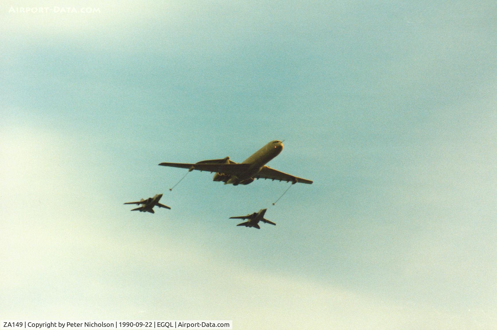 ZA149, 1967 Vickers VC10 K.3 C/N 884, VC-10 K.3 of 101 Squadron at RAF Brize Norton with two accompanying Tornado aircraft demonstrating in-flight refuelling at the 1990 RAF Leuchars Airshow.