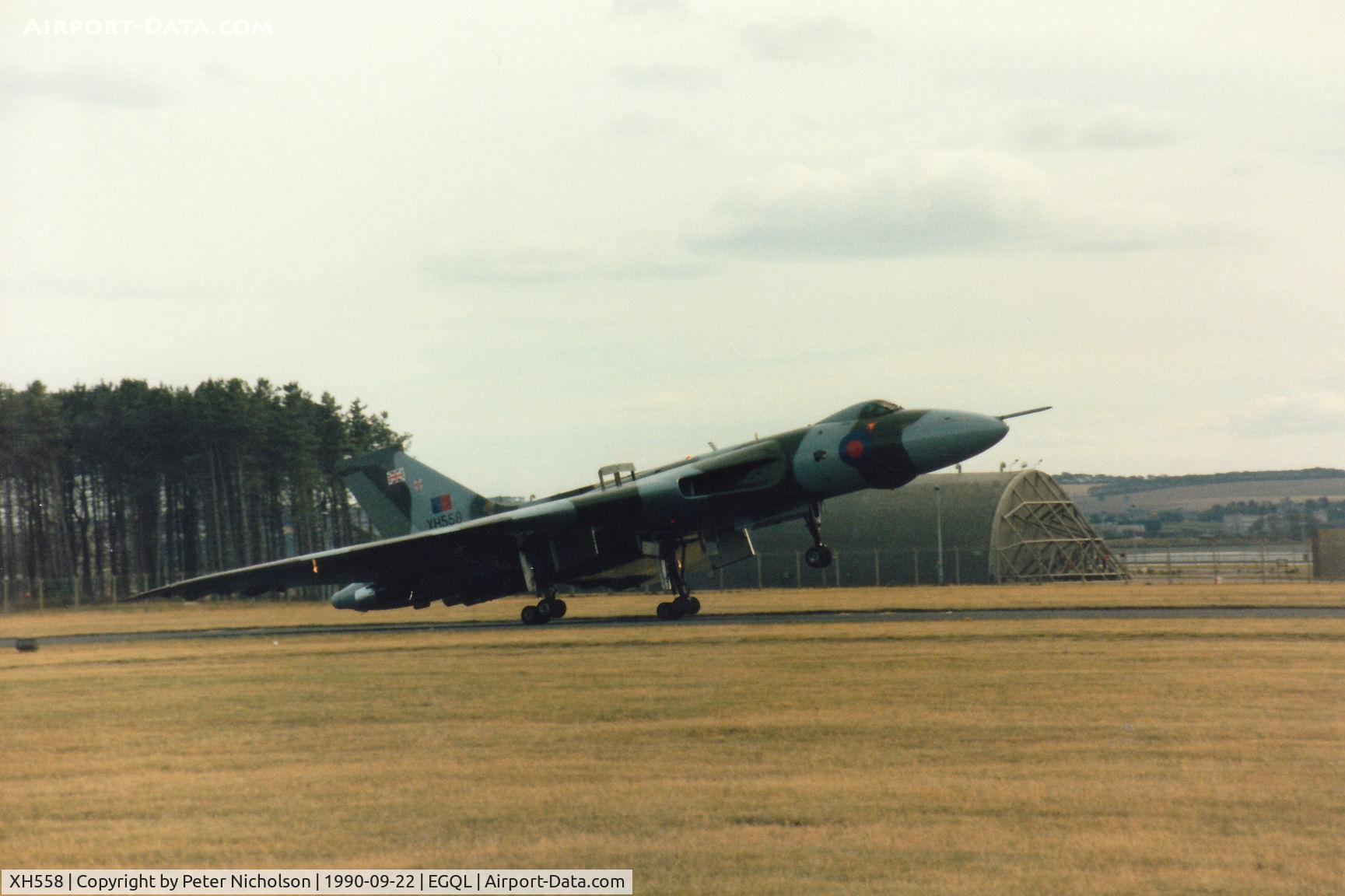 XH558, 1960 Avro Vulcan B.2 C/N Set 12, Vulcan B.2 of the Vulcan Display Team landing at the 1990 RAF Leuchars Airshow.