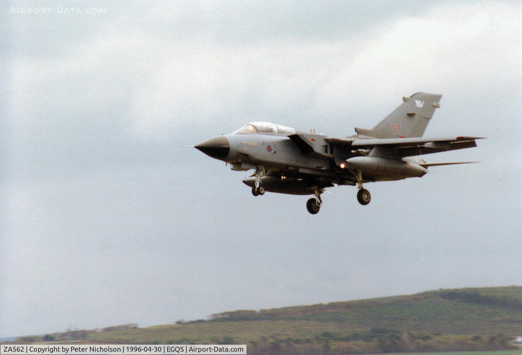 ZA562, 1981 Panavia Tornado GR.1 C/N 085/BT021/3046, Tornado GR.1 of 15[Reserve] Squadron on final approach to Runway 05 at RAF Lossiemouth in April 1996.