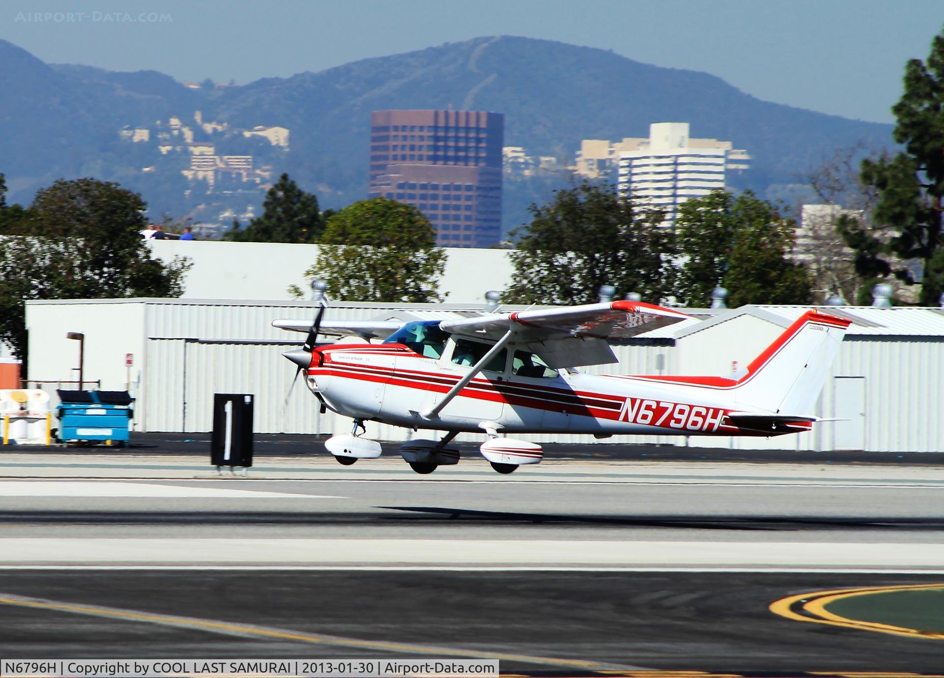 N6796H, 1975 Cessna 172M C/N 17265584, Round out and landing SMO Rwy21