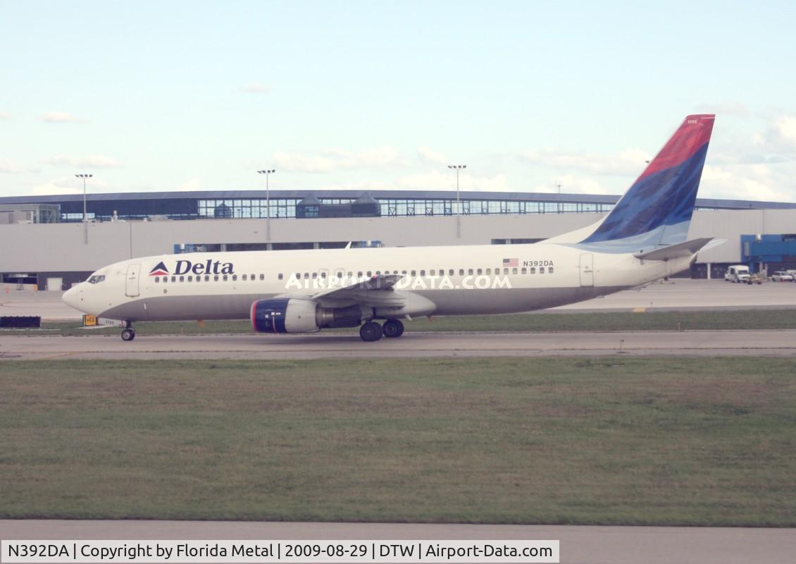 N392DA, 2000 Boeing 737-832 C/N 30561, Delta 737-800 from window of Delta 757