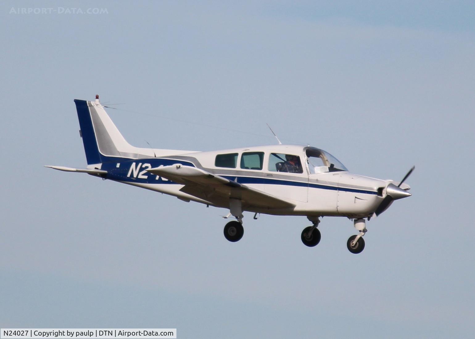 N24027, 1977 Beech C23 Sundowner 180 C/N M-1929, Landing at Downtown Shreveport.