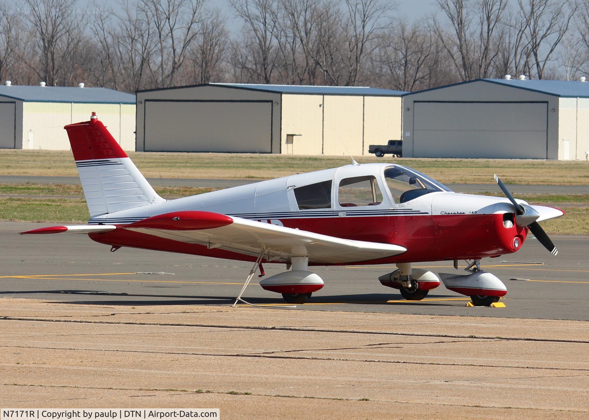 N7171R, 1966 Piper PA-28-140 C/N 28-21881, At Downtown Shreveport.