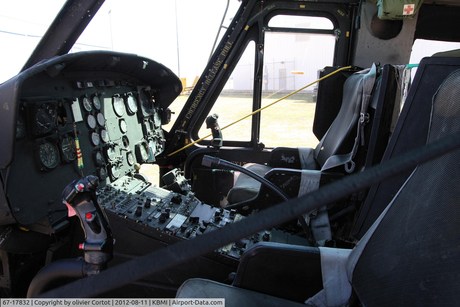 67-17832, 1967 Bell UH-1H Iroquois C/N 10030, the cockpit