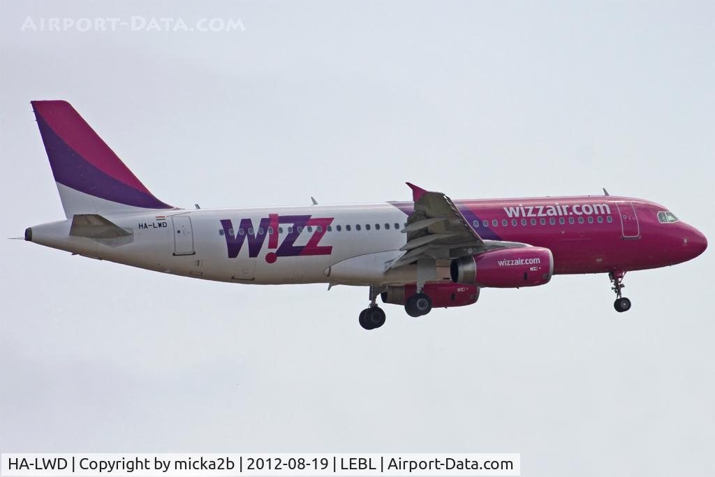 HA-LWD, 2010 Airbus A320-232 C/N 4351, Landing