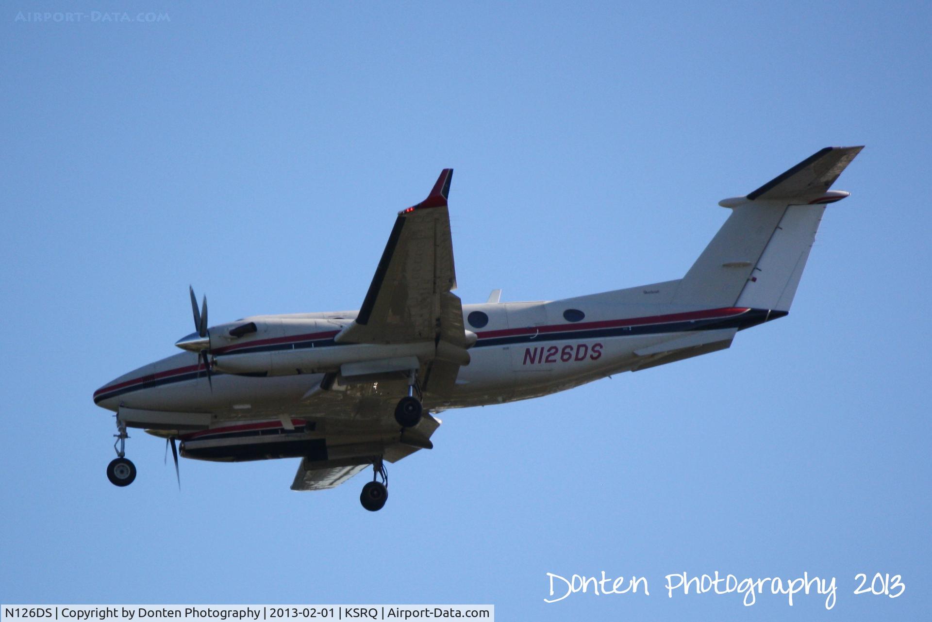 N126DS, 1990 Beech B300 King Air C/N FL-31, Beechcraft Super King Air 350 (N126DS) on approach to Runway 32 at Sarasota-Bradenton International Airport