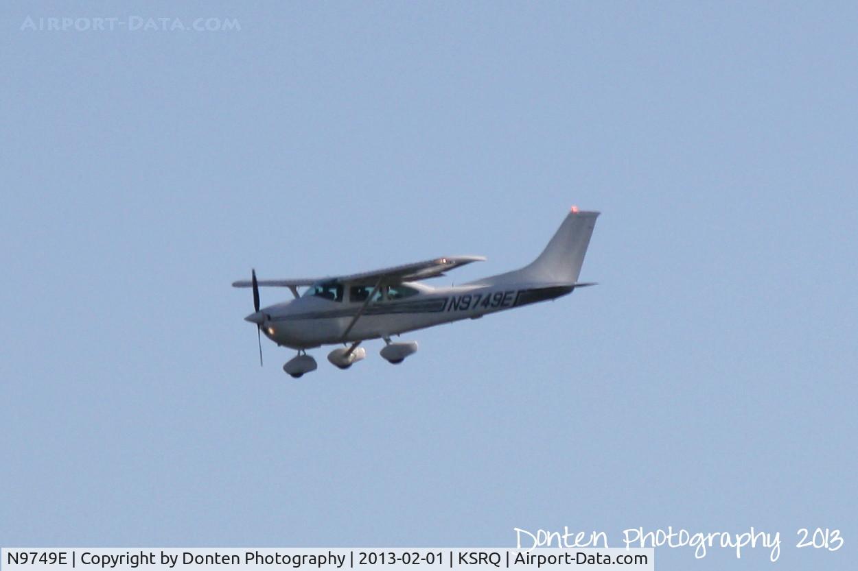 N9749E, 1985 Cessna 182R Skylane C/N 18268442, Cessna Skylane (N9749E) on approach to Runway 32 at Sarasota-Bradenton International Airport
