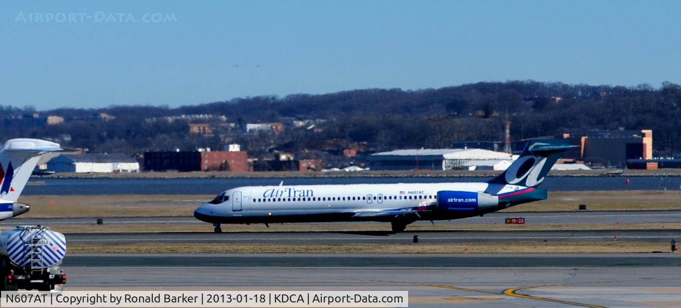 N607AT, 2000 Boeing 717-200 C/N 55074, Landing DCA
