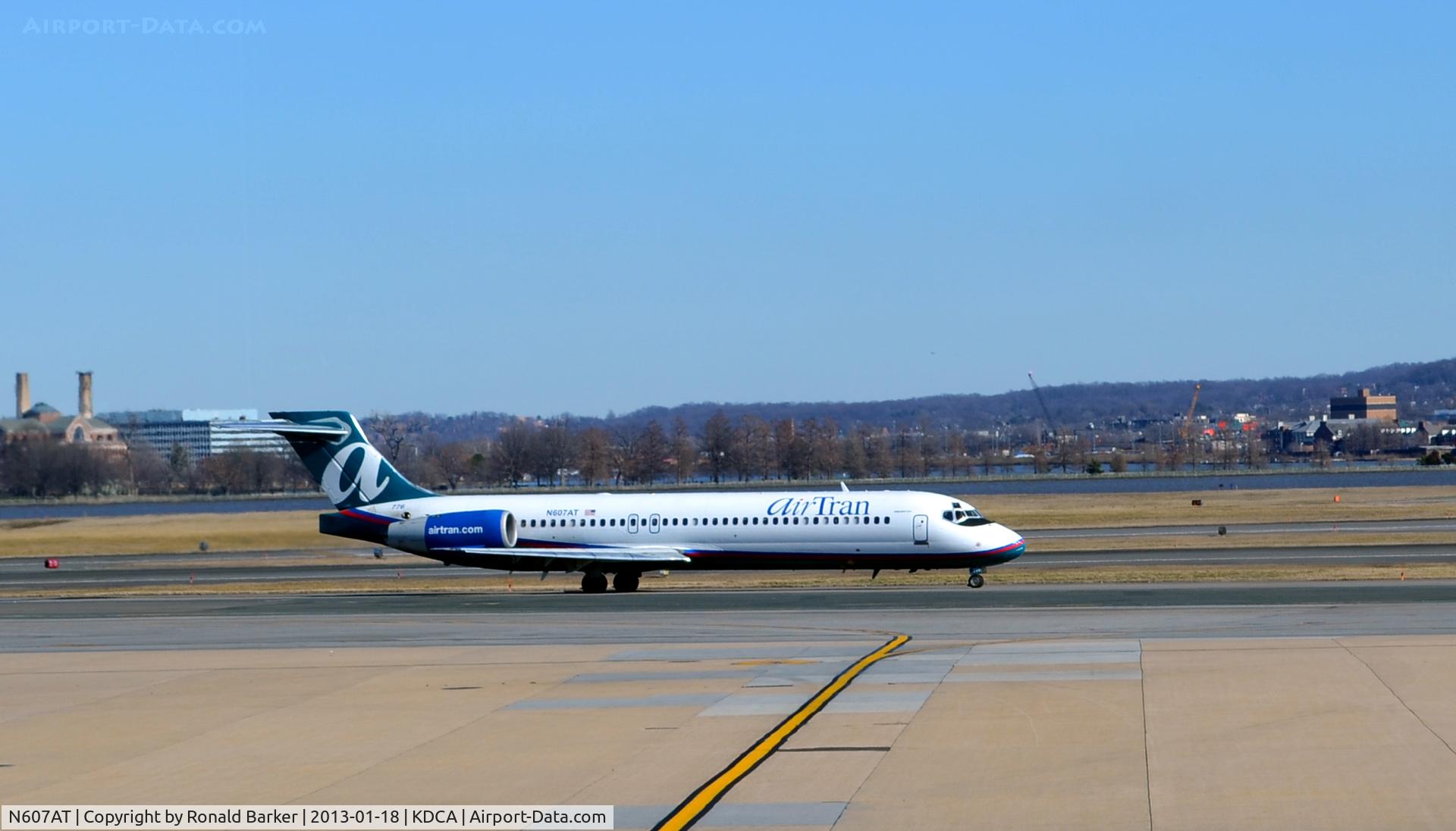 N607AT, 2000 Boeing 717-200 C/N 55074, Taxi DCA