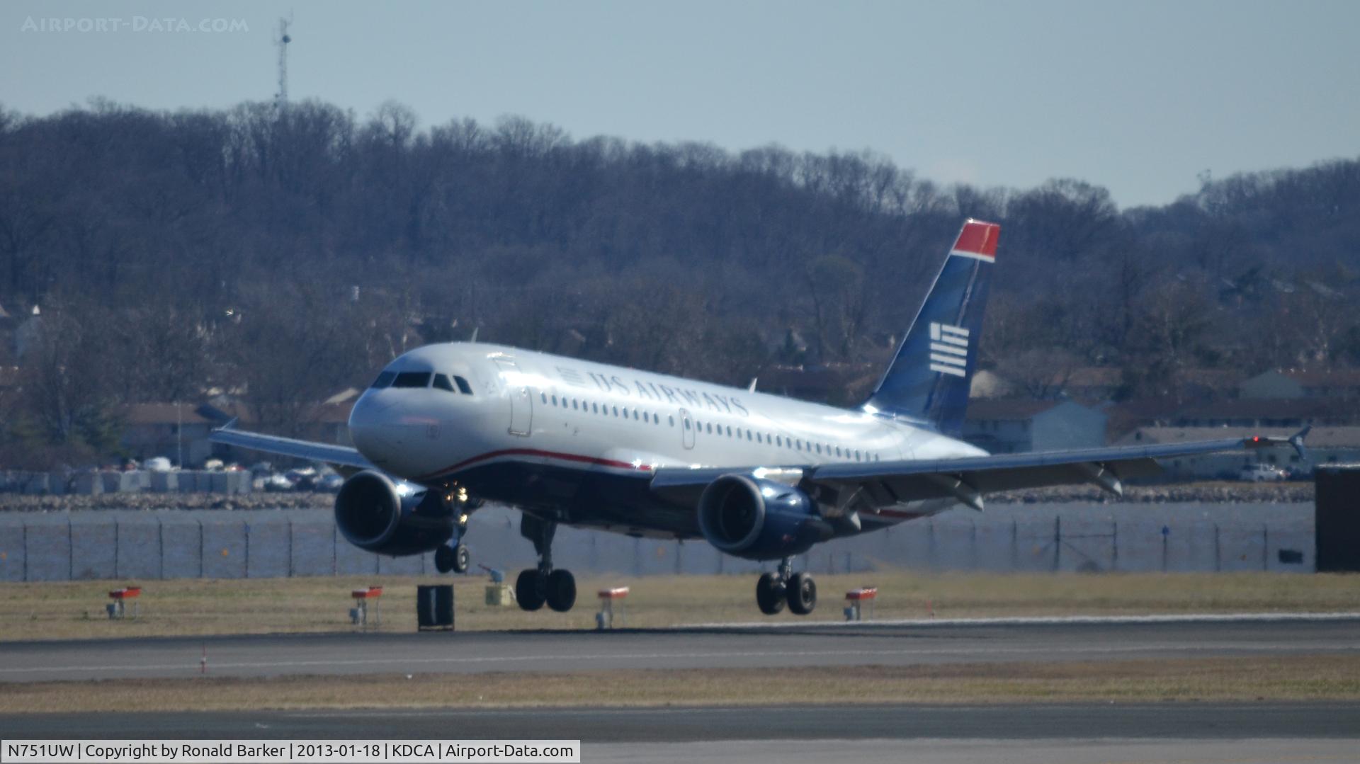 N751UW, 2000 Airbus A319-112 C/N 1317, Landing DCA