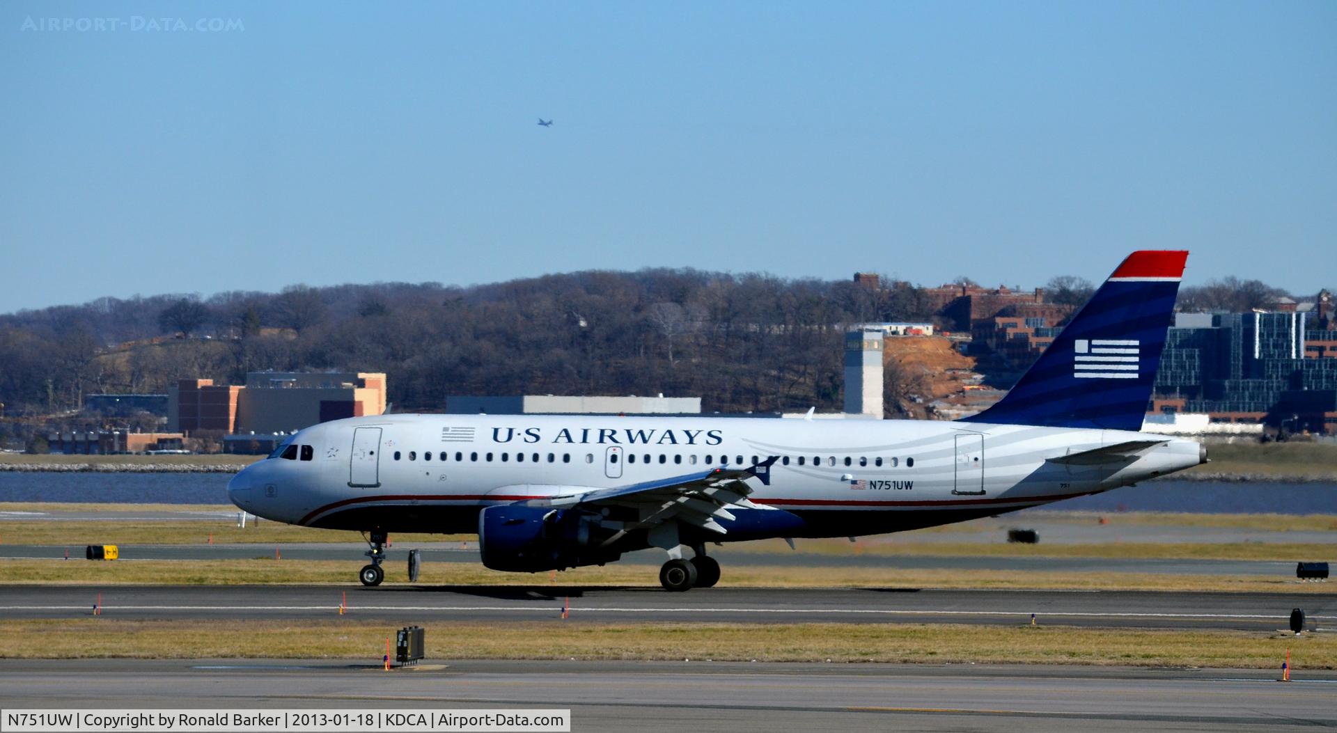 N751UW, 2000 Airbus A319-112 C/N 1317, Landing roll DCA