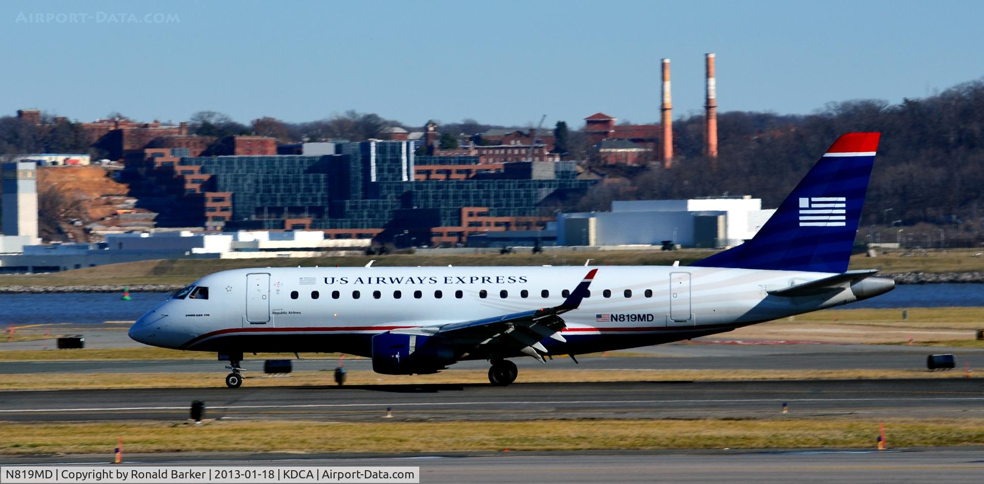 N819MD, 2004 Embraer 170SU (ERJ-170-100SU) C/N 17000040, Landing DCA