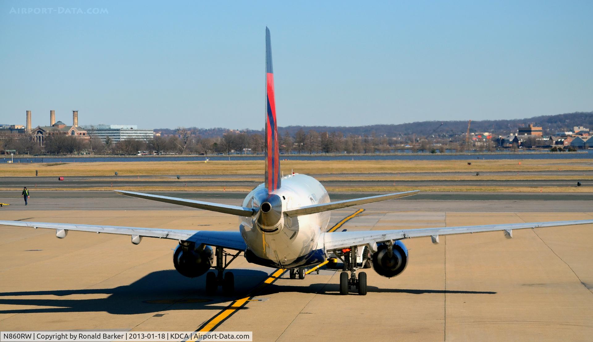 N860RW, 2005 Embraer 170SE (ERJ-170-100SE) C/N 17000084, Taxi DCA
